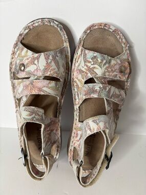Naot Women’s Floral Pastel Multi-Color Sandals Sz 39